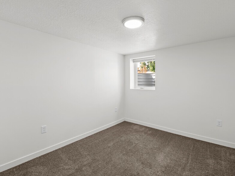 Building Photo - 915 E 1300 S