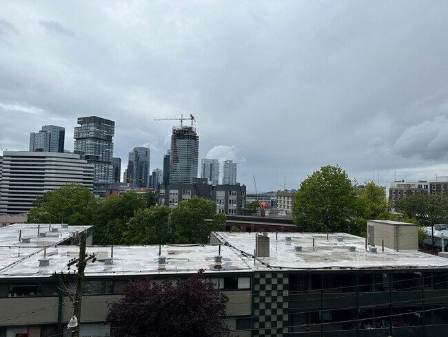 Building Photo - 1 bedroom, 1 bathroom Condo with City View!