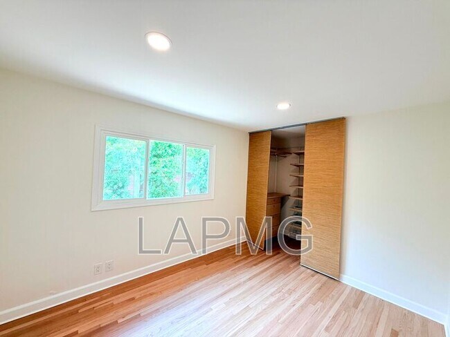 Building Photo - 16457 Gledhill St