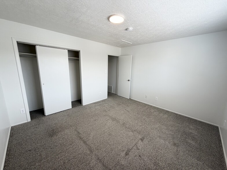Building Photo - 866 E 500 N