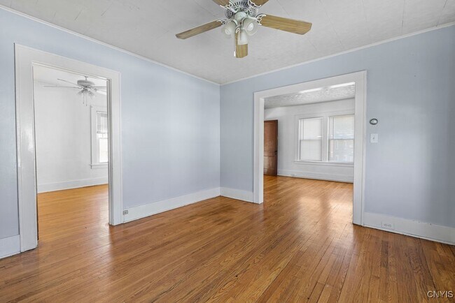 Building Photo - 403 Valley Dr