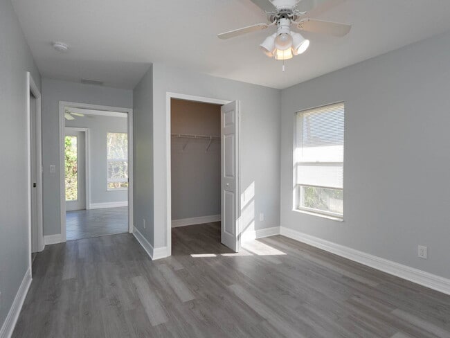 Building Photo - 2-Bed, 2-Bath Venice Home with Brand New Roof and AC