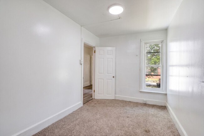Building Photo - Newly Renovated 3 Bedroom, 1 Bathroom Townhouse