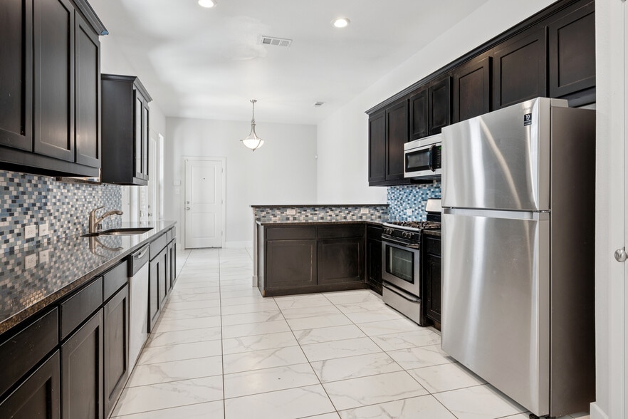 Building Photo - 5011 Manett St