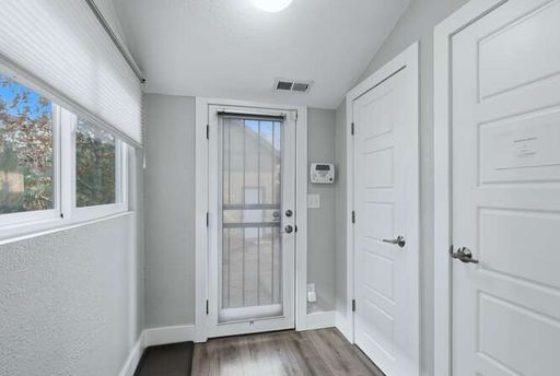 Building Photo - Beautiful 3 Bedroom Craftsman Bungalow Furnished or Unfurnished Available NOW!