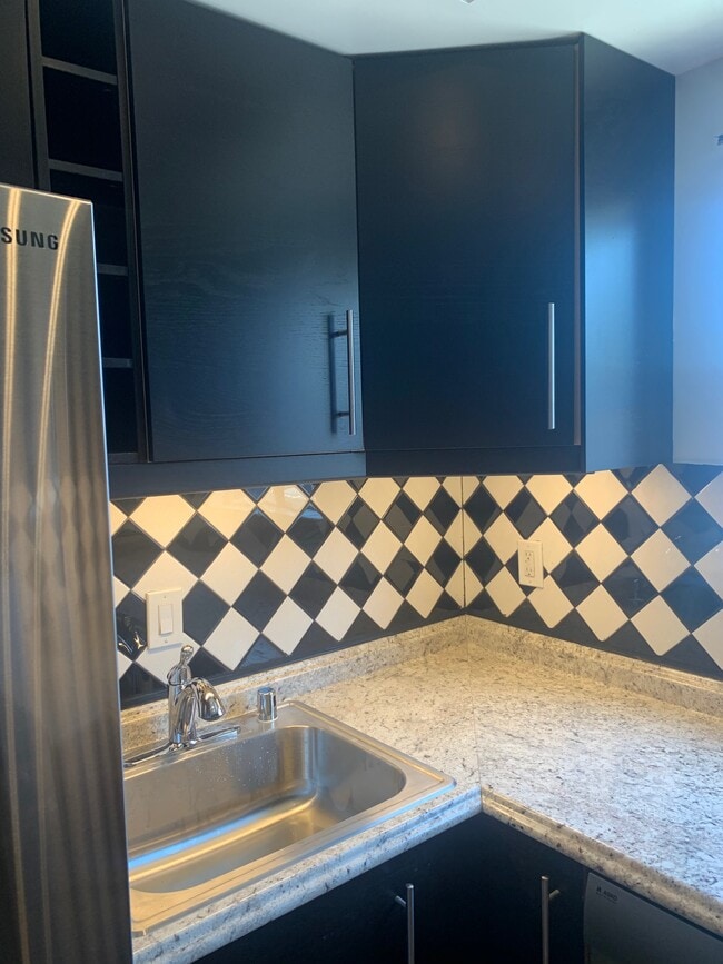 Building Photo - Lakeshore 6E