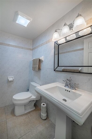 Building Photo - 701 Lori Dr