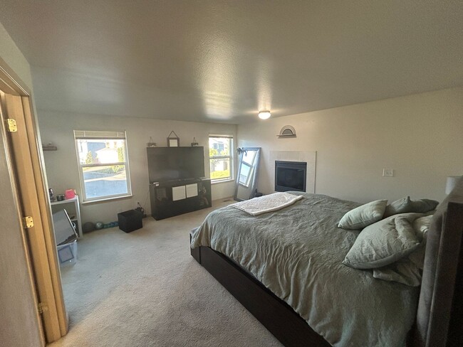 Building Photo - 4B, 2.5BA Pet-friendly home w/2-car garage...