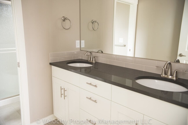 Building Photo - Half off First Months Rent!!Beautiful Home in SW Redmond!