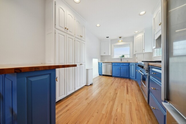 Building Photo - 656 Fairfield Beach Rd