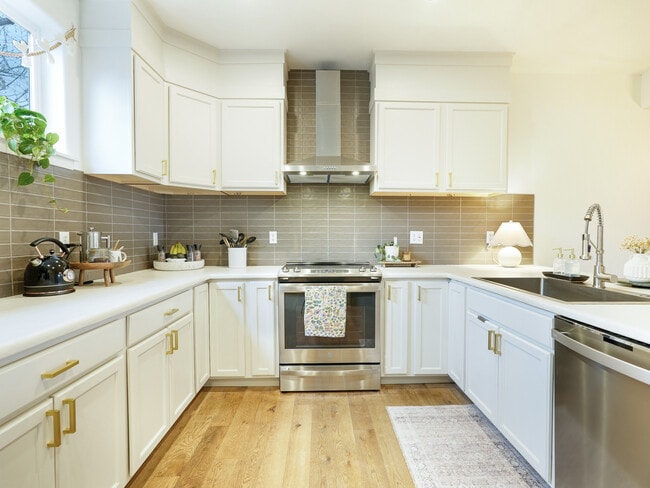 Building Photo - 190 E 7th Ave