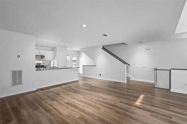 Building Photo - 811 Robin St