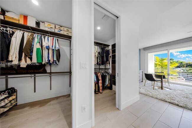 Building Photo - 817 NE 17th Way