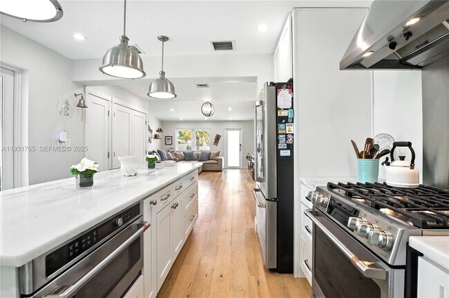 Building Photo - 1945 S Hibiscus Dr