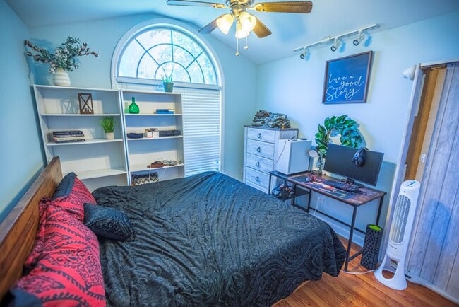 Building Photo - Charming Brick Home with Open Floor Plan & Great Outdoor Space in North Valdosta