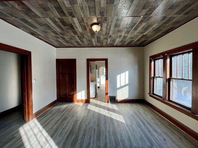 Building Photo - 619 Werle Ave