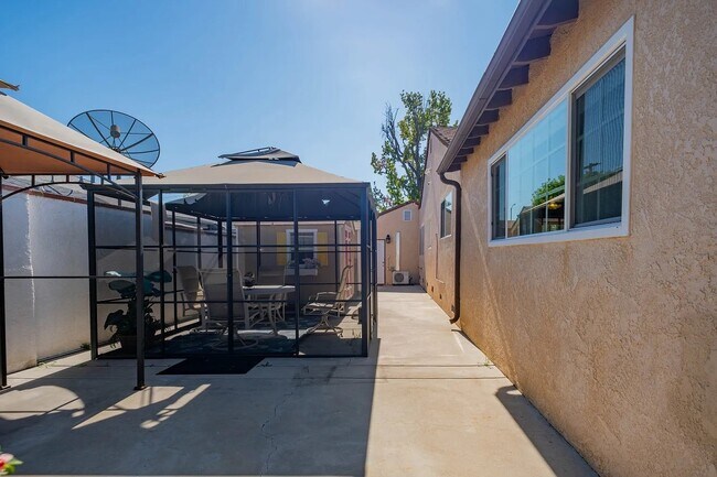 Building Photo - 8538 Remick Ave