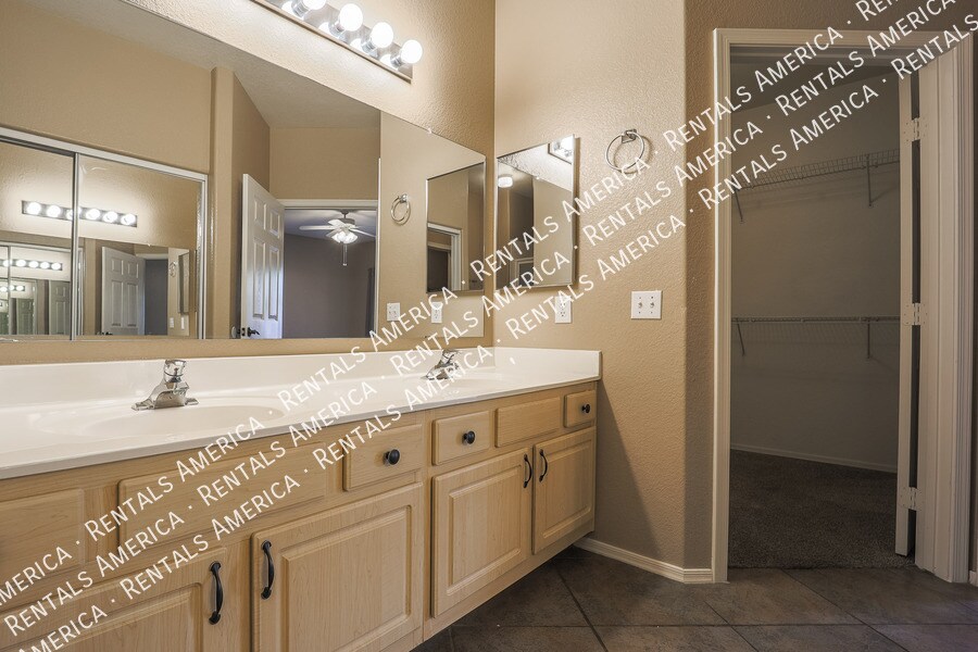 Building Photo - 9555 E Raintree Dr