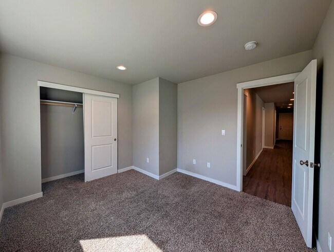 Building Photo - ** MOVE-IN SPECIAL** Charming 3-Bed, 2-Bath Home w/ Fenced Yard & W/D!