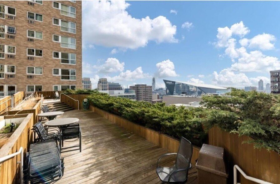 Rooftop deck with grills - 433 S 7th St