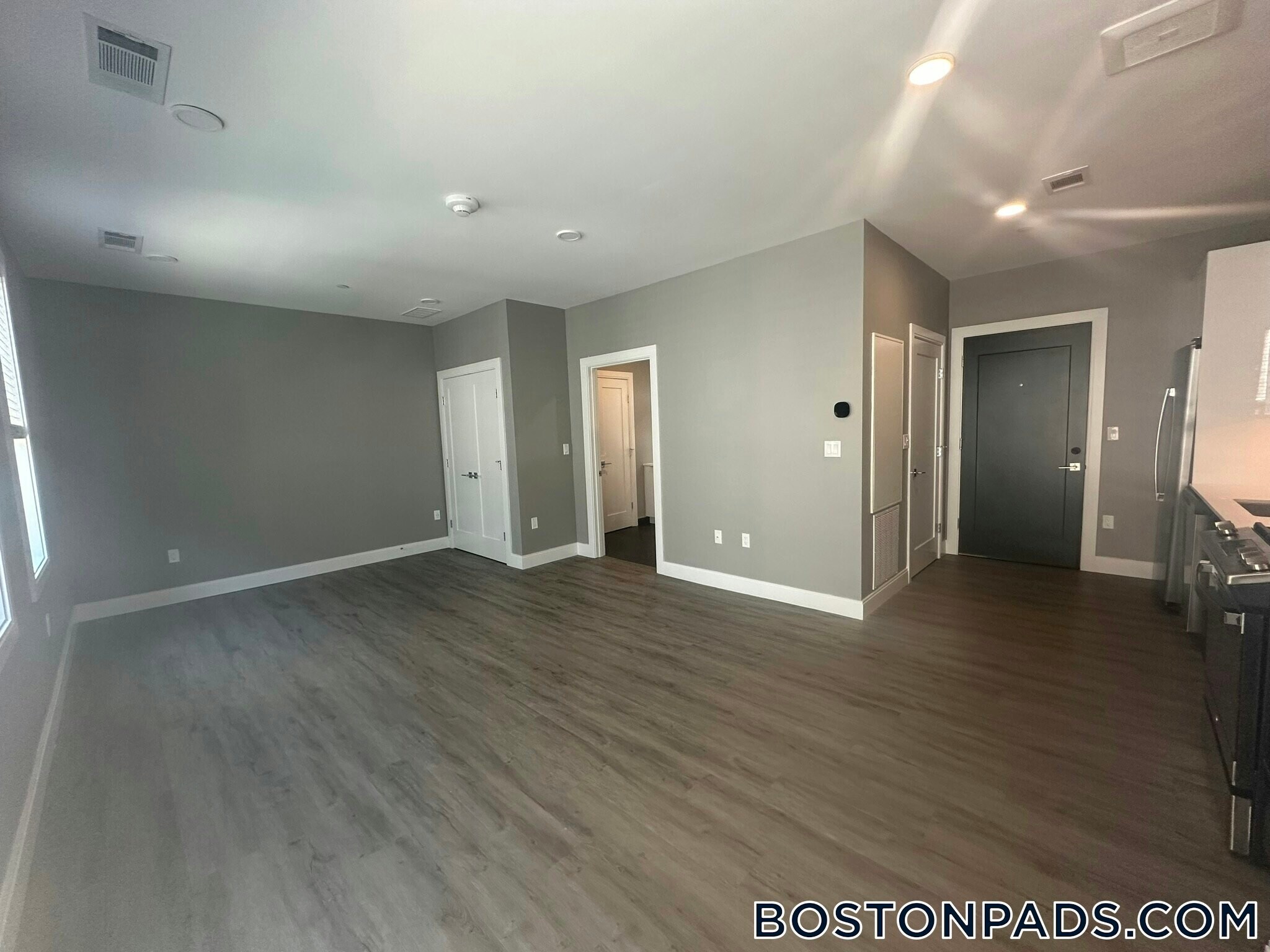 Building Photo - 656 Saratoga St