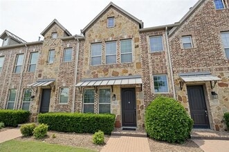 Building Photo - 7919 Parkwood Blvd