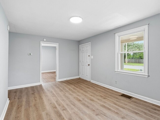 Building Photo - 4 Bedroom/1 Bathroom Home with Fenced Yard Available in SE Roanoke!