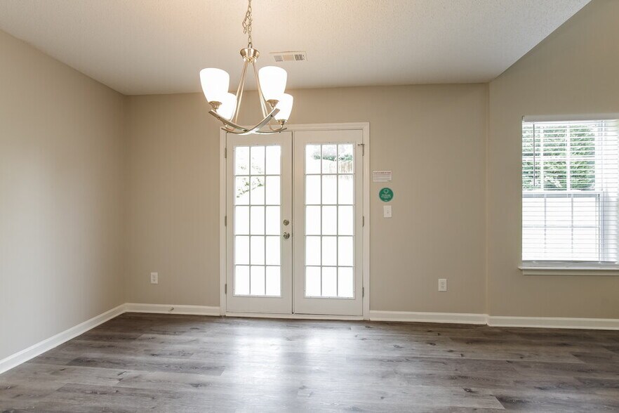 Building Photo - 555 River View Dr