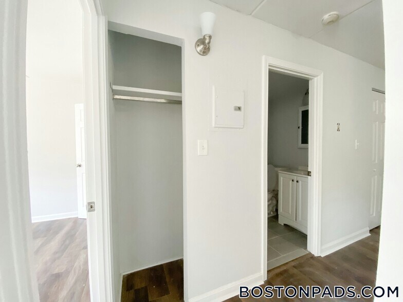 Building Photo - 253 Hyde Park Ave