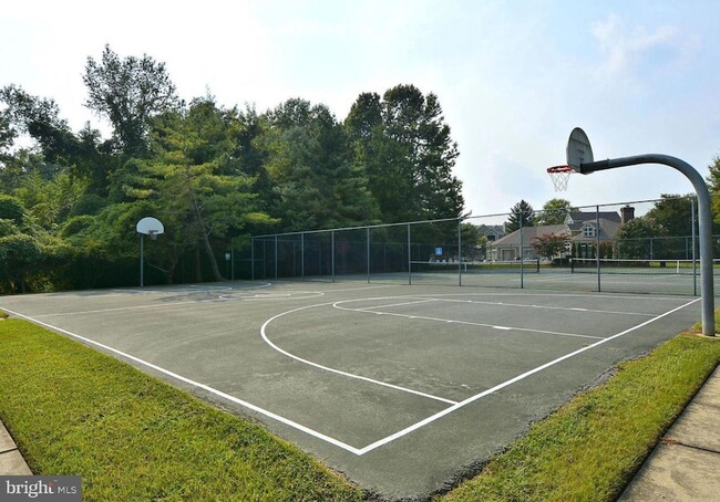 Building Photo - 605 Admiral Dr