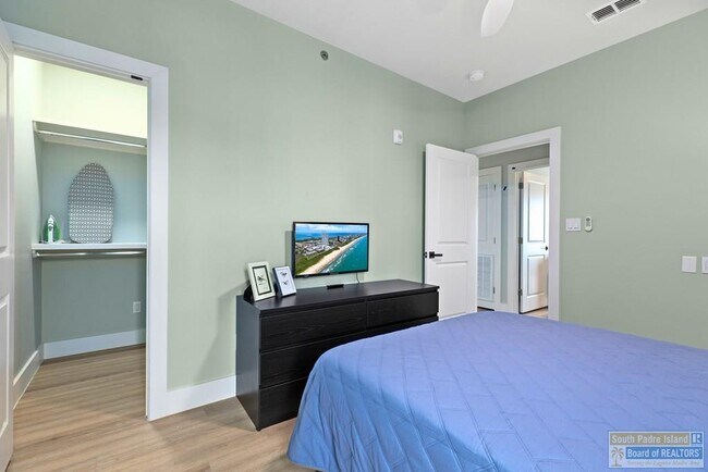 Building Photo - 111 W Sunny Isle Dr