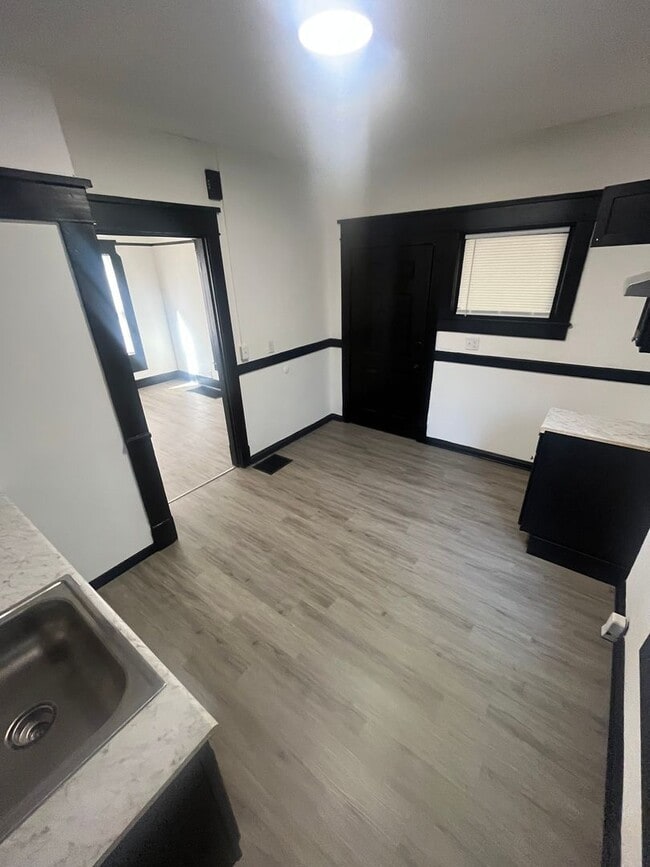 Building Photo - Gorgeous 3 bedroom fully renovated house!