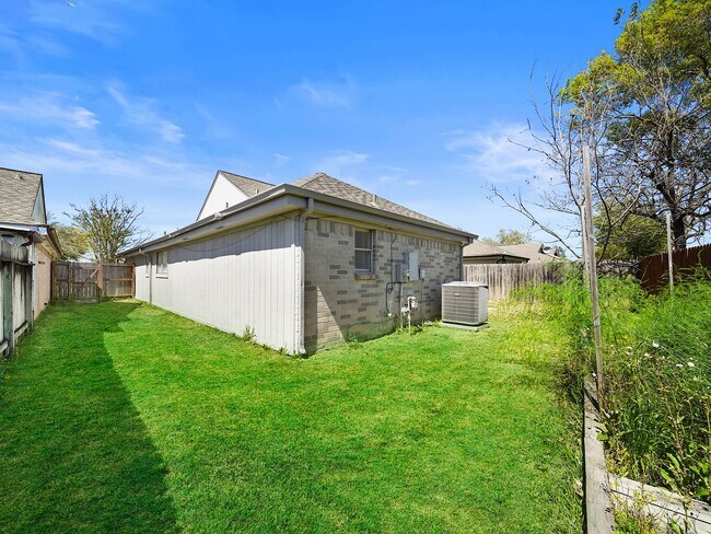 Building Photo - 2239 Highland Hills Dr