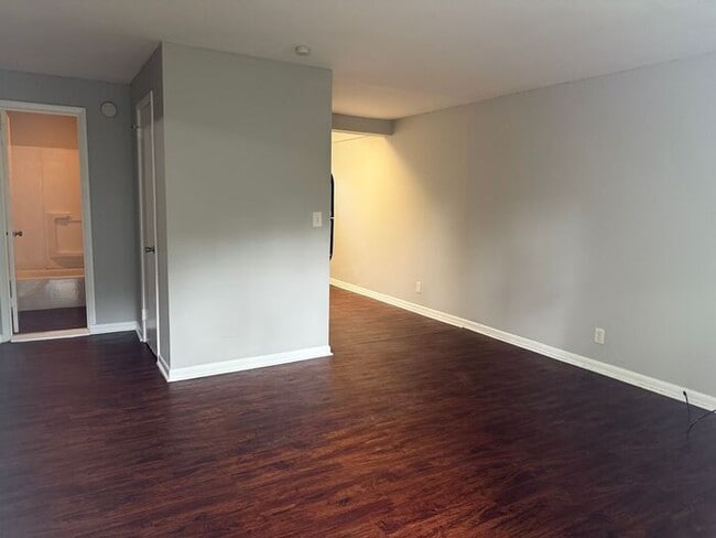 Building Photo - 2 Bed / 1 Bath apartment in triplex 2nd Av...