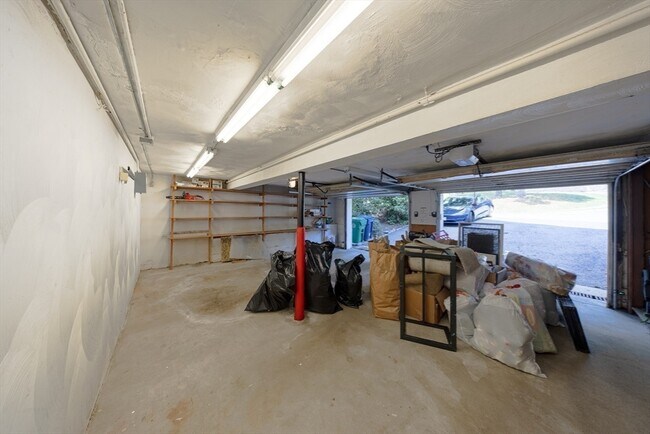 Building Photo - 6 Peachtree Ln