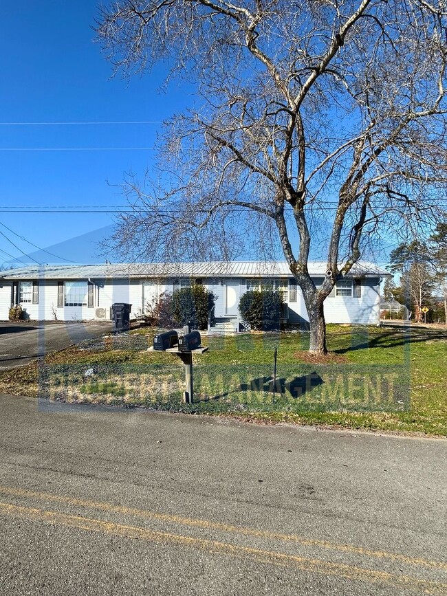 Building Photo - Three bedroom duplex in Charleston