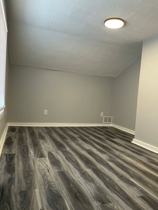 Building Photo - 627 Hawley Ave