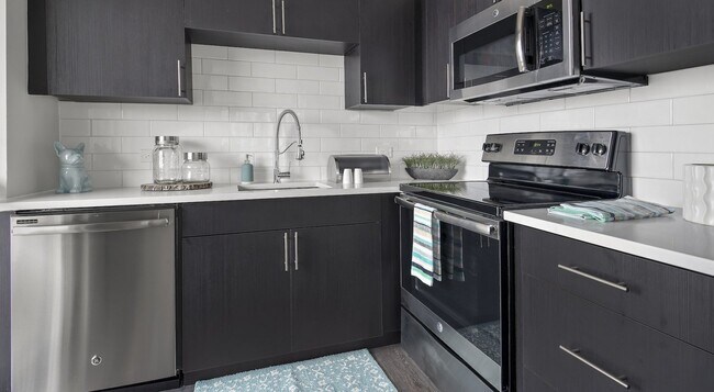 Building Photo - 4 E Delaware Pl