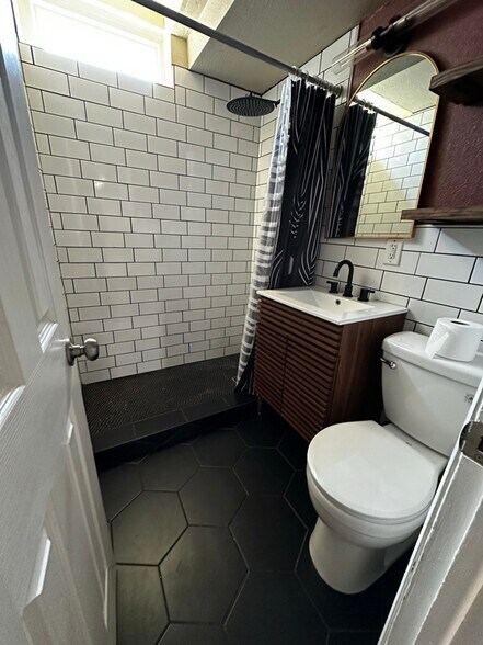 Building Photo - 2310 Kenton St