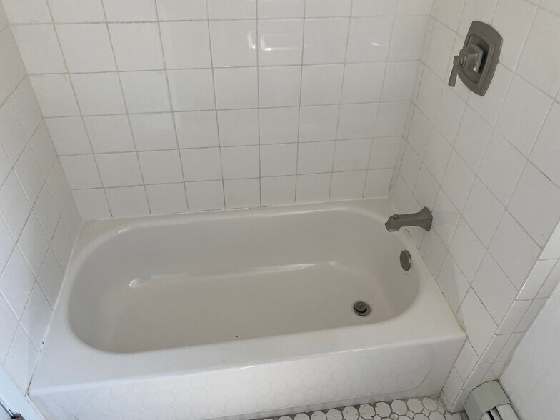 Bath/Shower - 544 Broad St