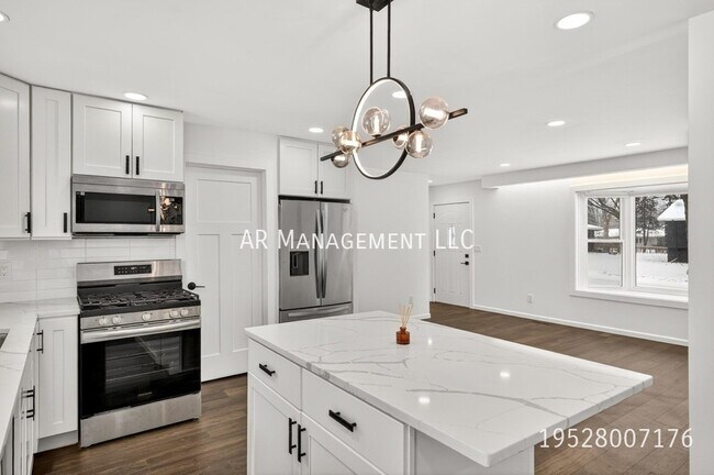 Building Photo - 10920 Oak Knoll Terrace N