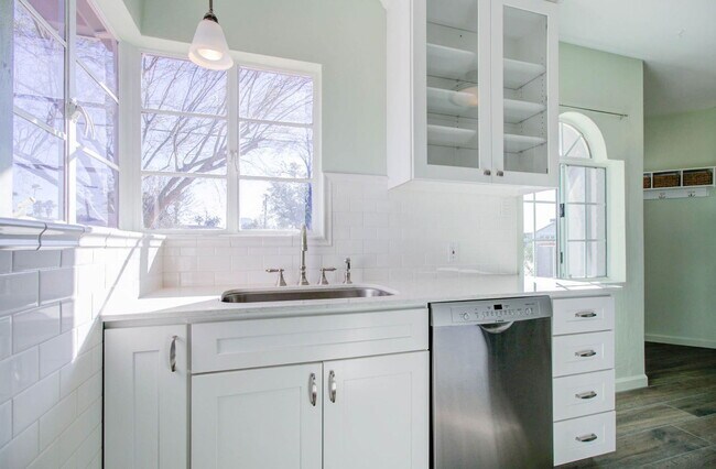 Building Photo - 1301 W Mulberry Dr