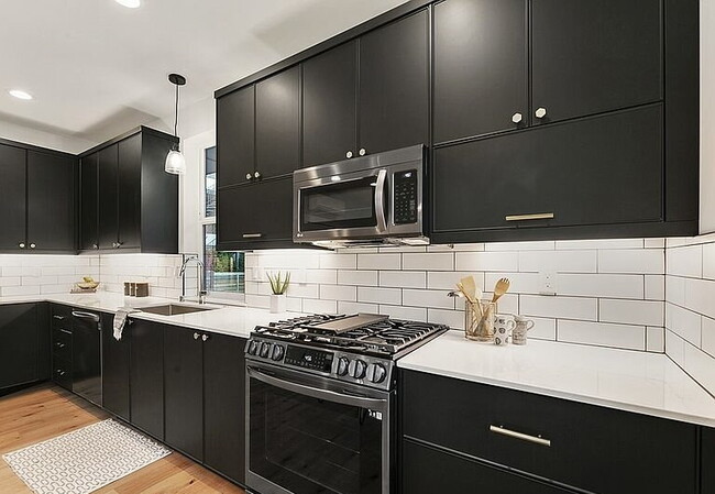 Building Photo - "Charming 3-Bedroom Gem in Seattle's Vibrant Heart - 1733 Sq. Ft. of Modern Comfort!"