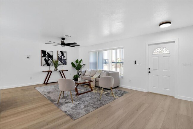 Building Photo - 4210 Palm Dr