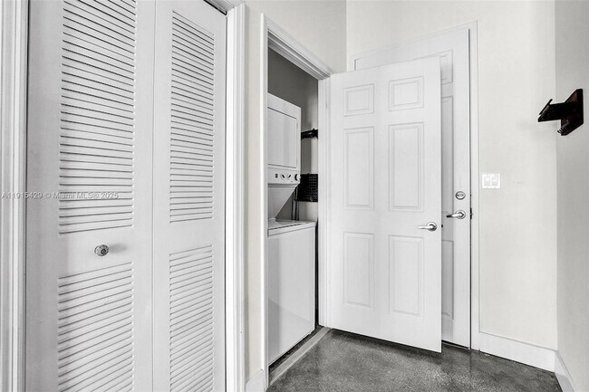 Building Photo - 2100 Van Buren St