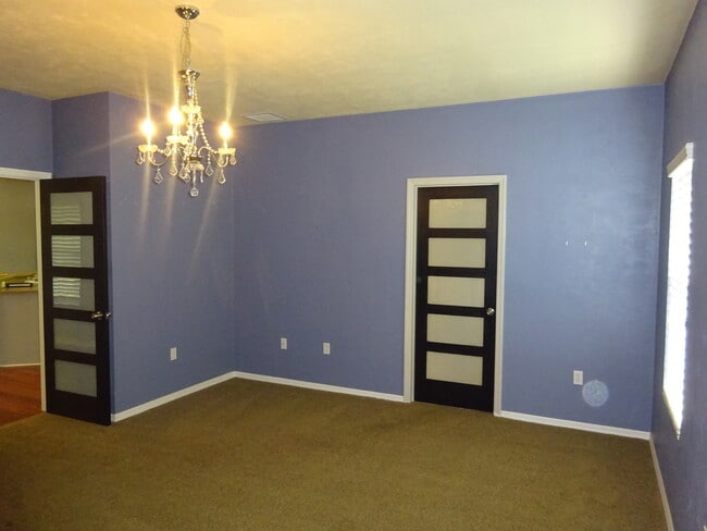 Building Photo - Great Home in Ellis Park. Sub Lease