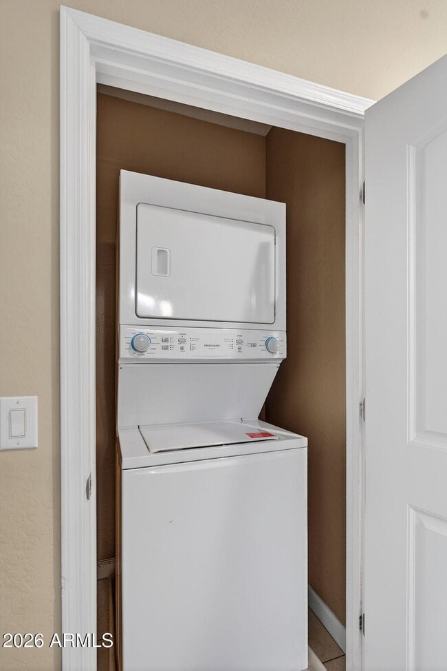 Building Photo - 1367 S Country Club Dr