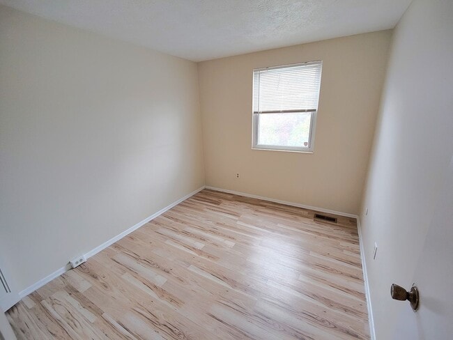 Building Photo - *Well-Maintained 3BD/1.5BA Townhouse Available in West Mifflin*