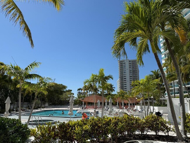 Building Photo - 100 Bayview Dr