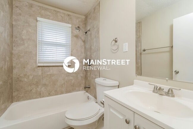 Building Photo - 3 Bedroom Pet-Friendly Home in Independence, MO with Main Street Renewal
